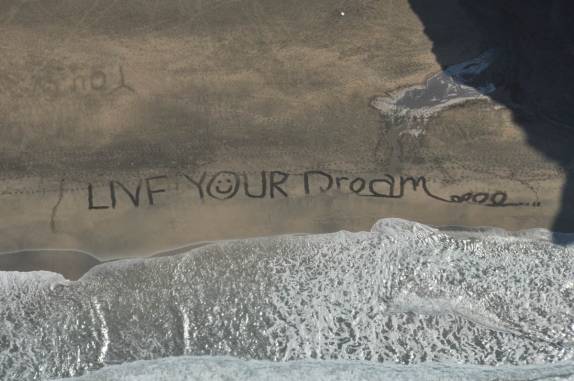 Voando sobre a magnífica Lalalao Beach, em Kauai, no Havaí